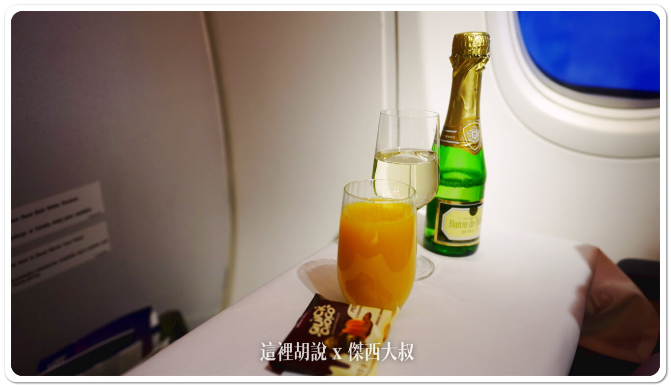奶茶點的氣泡酒喝酒不開車 開車不喝酒 未滿十八歲請勿飲酒 奶茶點的氣泡酒喝酒不開車 開車不喝酒 未滿十八歲請勿飲酒