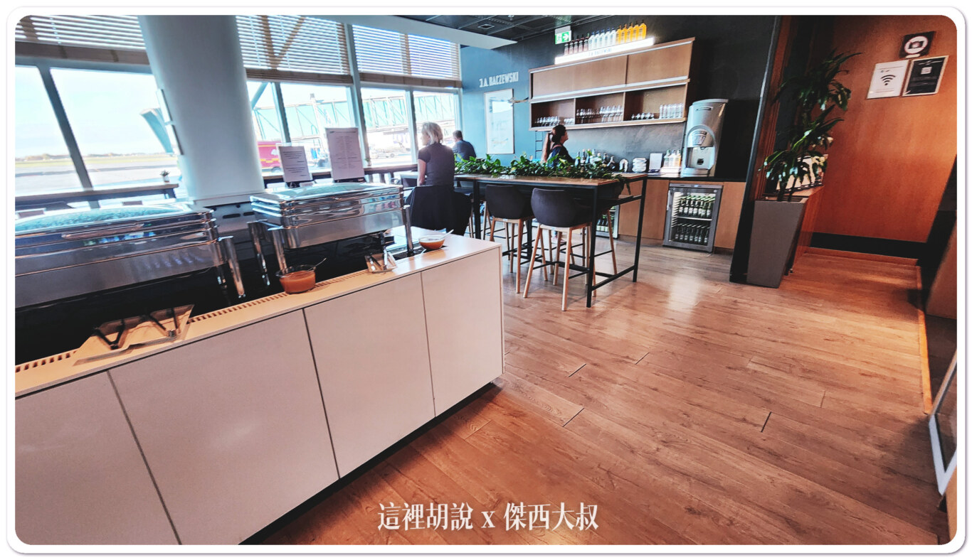 華沙機場 波蘭航空國際線（非申根區）貴賓室 可以直接看到機坪作業 - 這裡胡說 JL TALKS