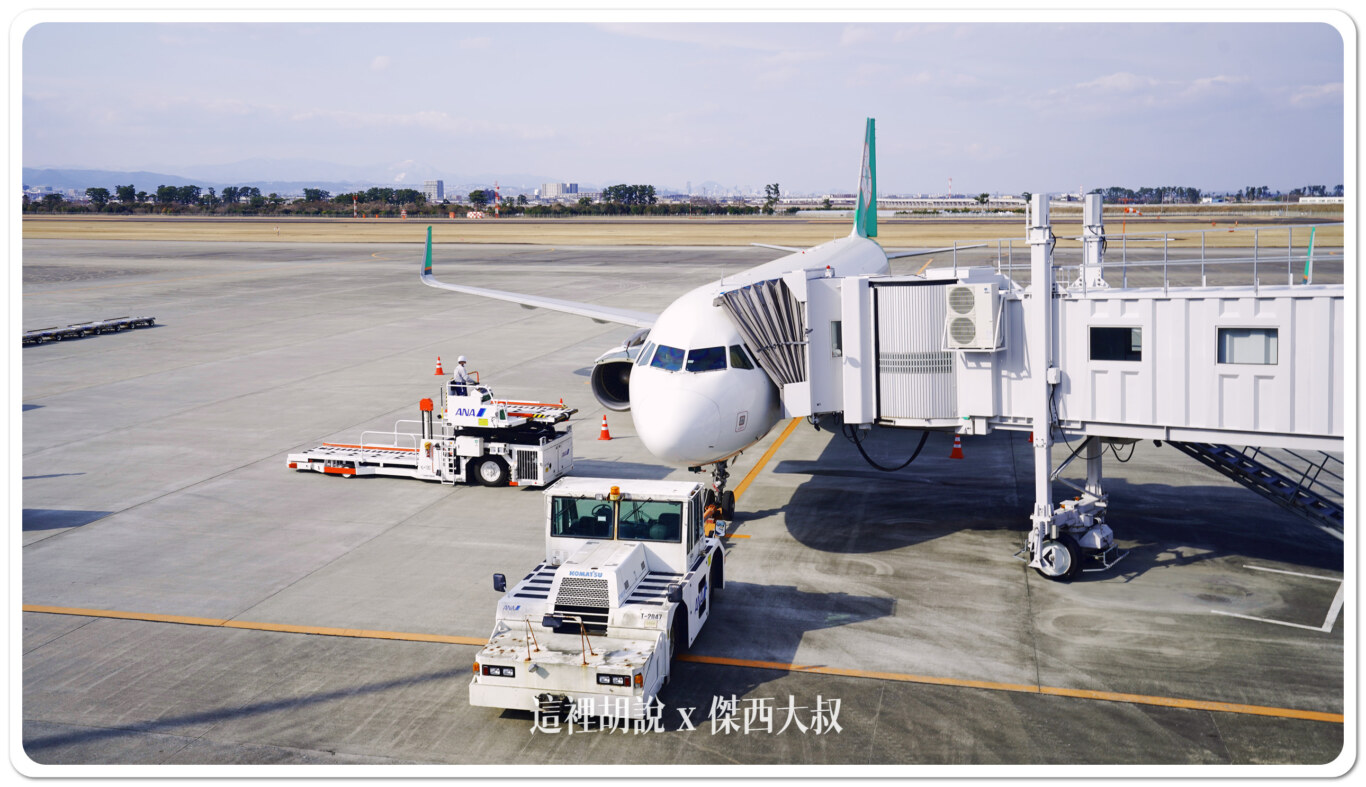 那些你會在飛機四周看到的車 機場各種地勤作業車輛 油.電.水.氣 各類運輸：腹艙裝卸車