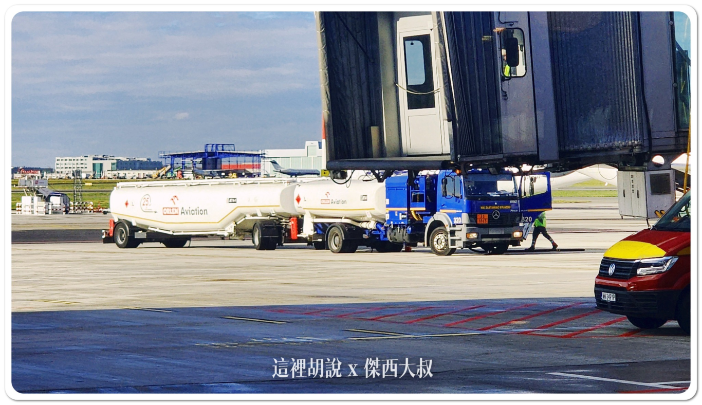 杜拜機場大雨事件 緩慢恢復中 旅客等待消化：油罐車（油在車上）