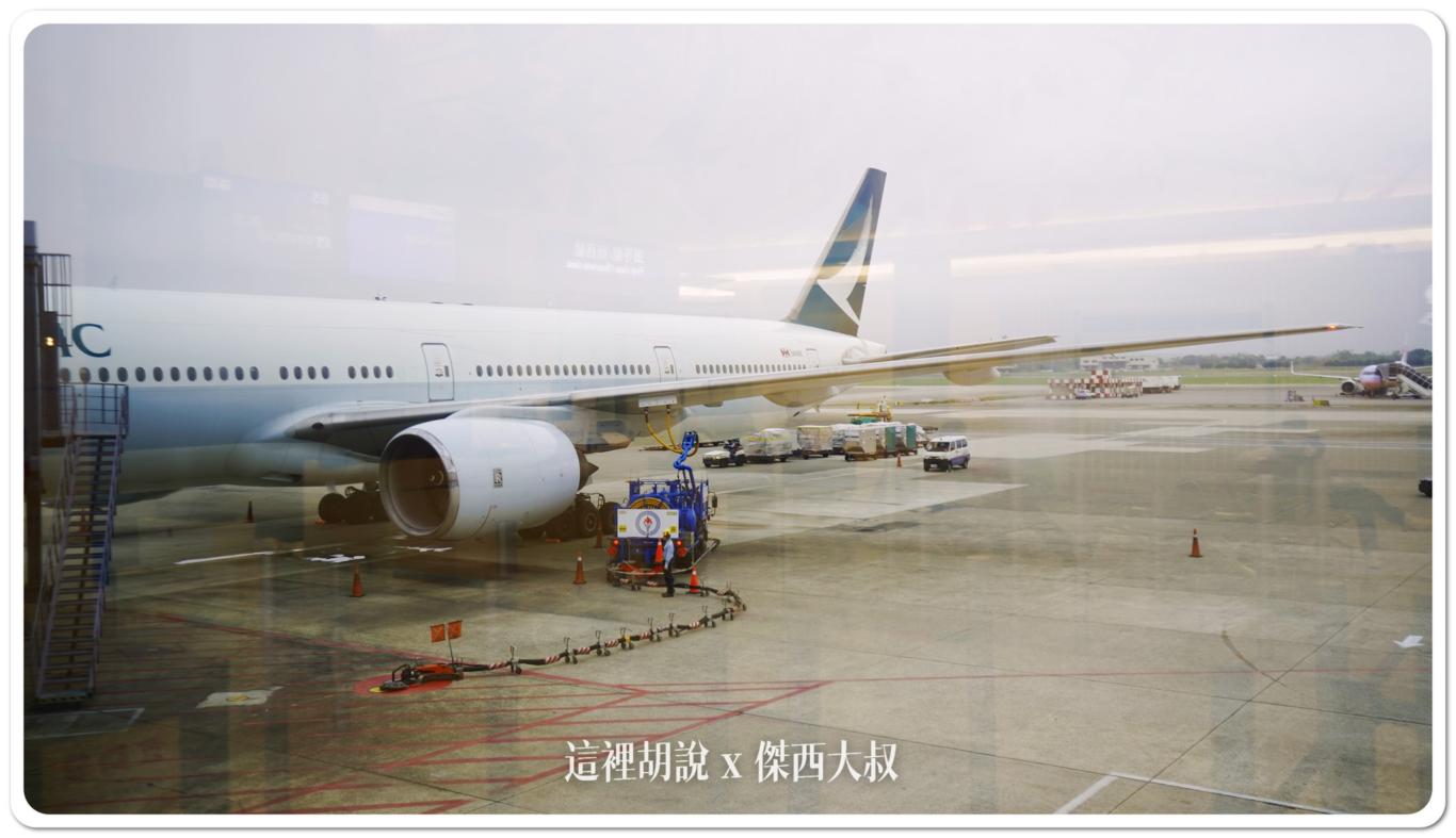 杜拜機場大雨事件 緩慢恢復中 旅客等待消化：油栓車（油從地下油管抽上來）