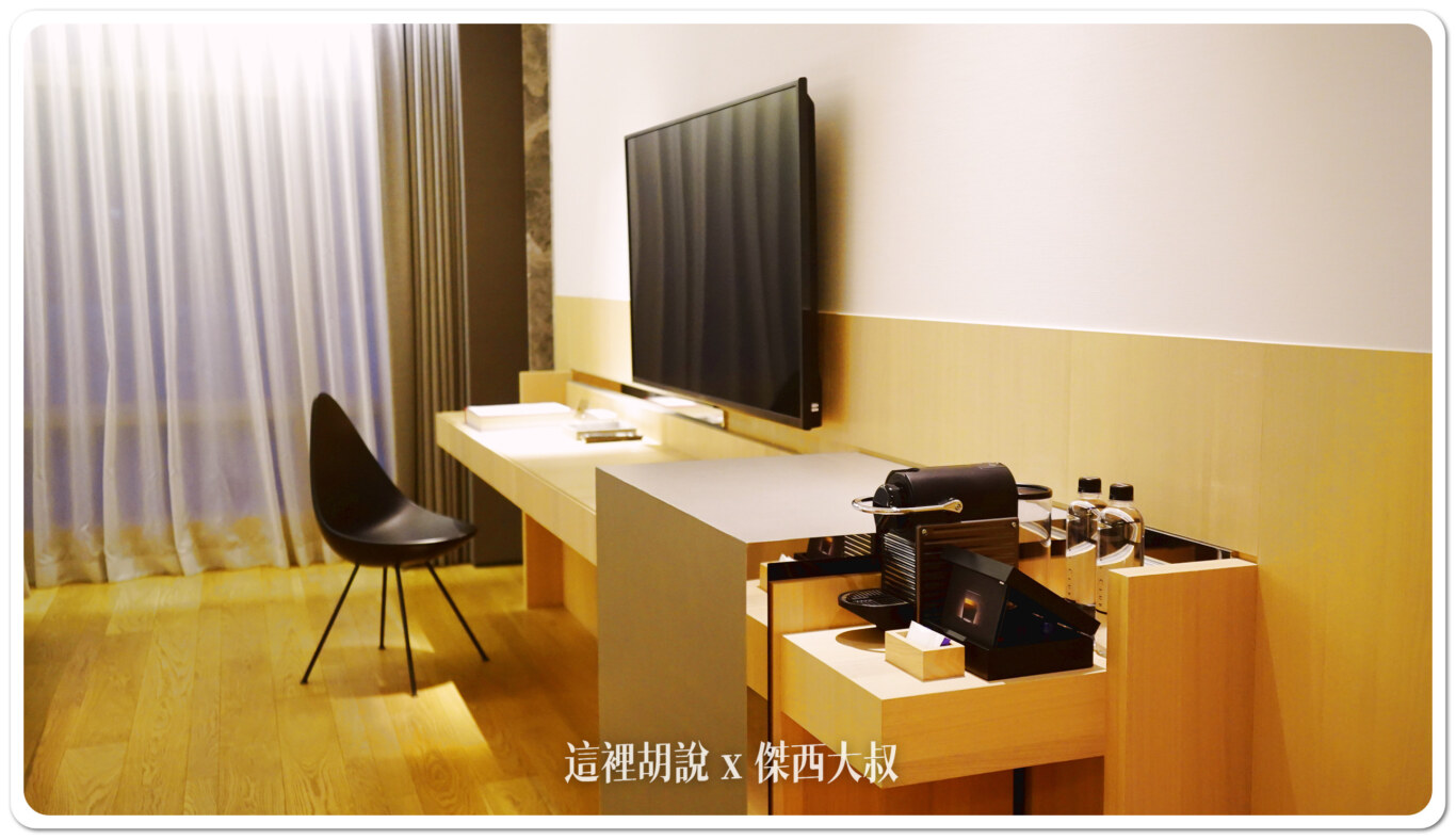這個房型設計是傑西的愛因為電視在旁邊,一字形的桌子讓傑西可以放很多東西 這個房型設計是傑西的愛因為電視在旁邊,一字形的桌子讓傑西可以放很多東西