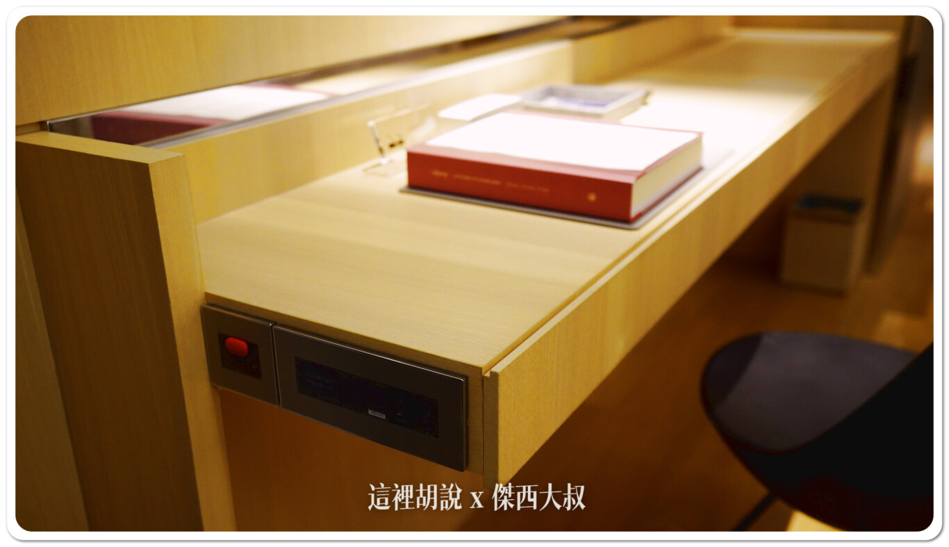 這個型式的書桌,插頭設置在書桌的一旁 這個型式的書桌,插頭設置在書桌的一旁