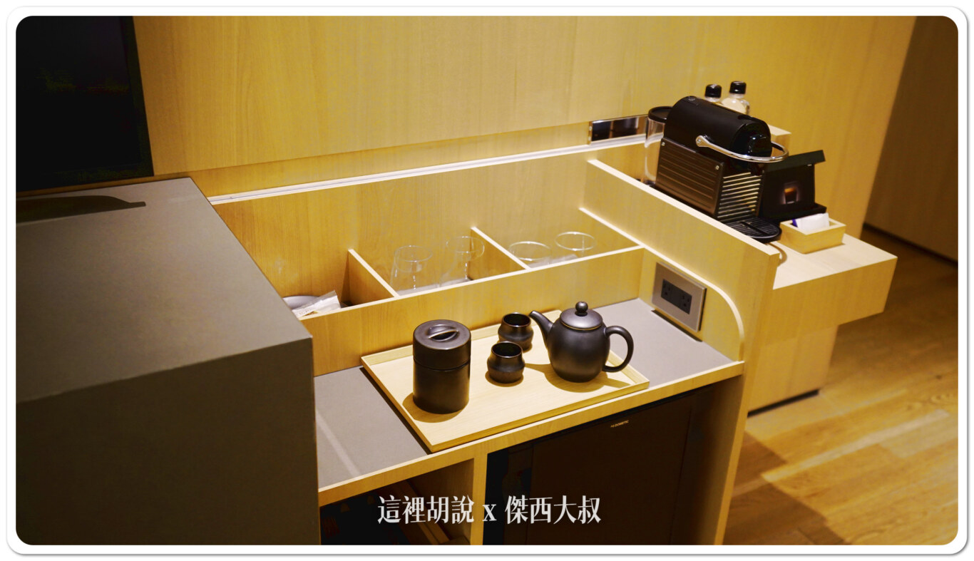 他的MINIBAR設置在桌子的一角 他的MINIBAR設置在桌子的一角