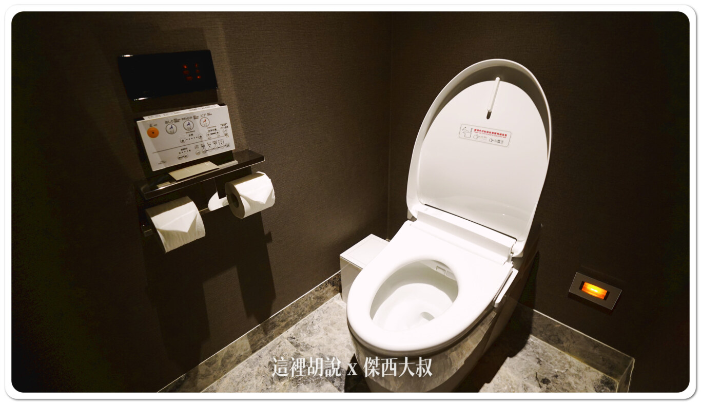 馬桶使用的是TOTO的全自動馬桶 馬桶使用的是TOTO的全自動馬桶