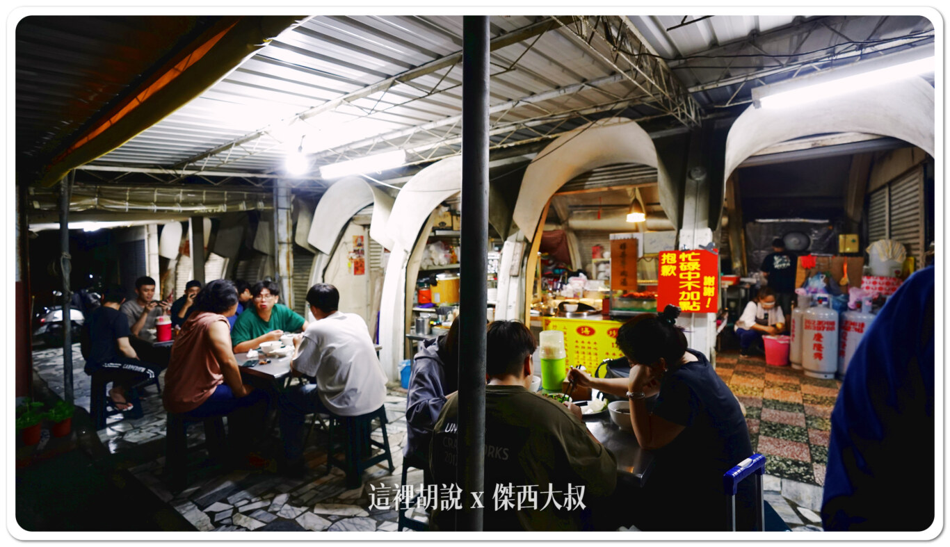 位置真的不多，就外面這四張大桌加上裡面的小吧檯