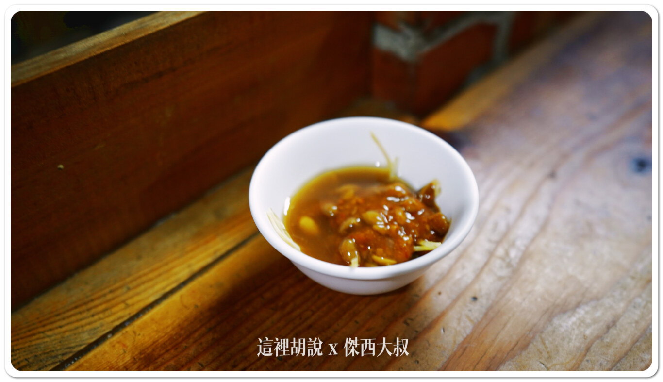 醬料自己調一點點醬油膏（辣椒醬）、一點點豆瓣醬、還有薑絲