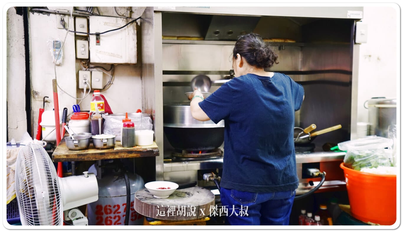 牛肉湯的湯底就是從這個鍋子裡頭舀出來
