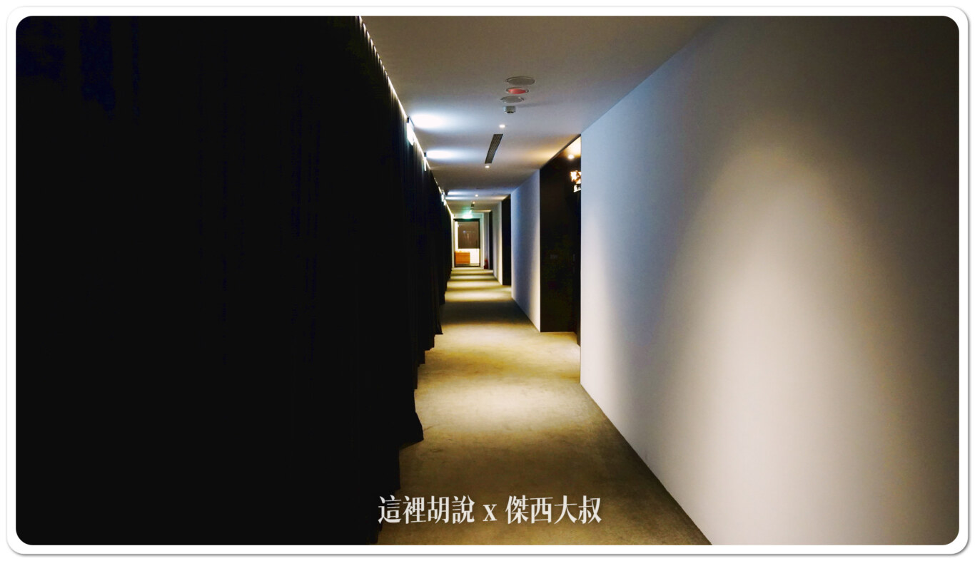 為了讓外面的宗教色彩沖淡一些，走廊上以黑色的窗簾做為區隔