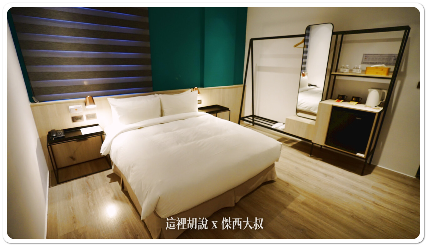 地板則不是用地毯而是採木質紋地板