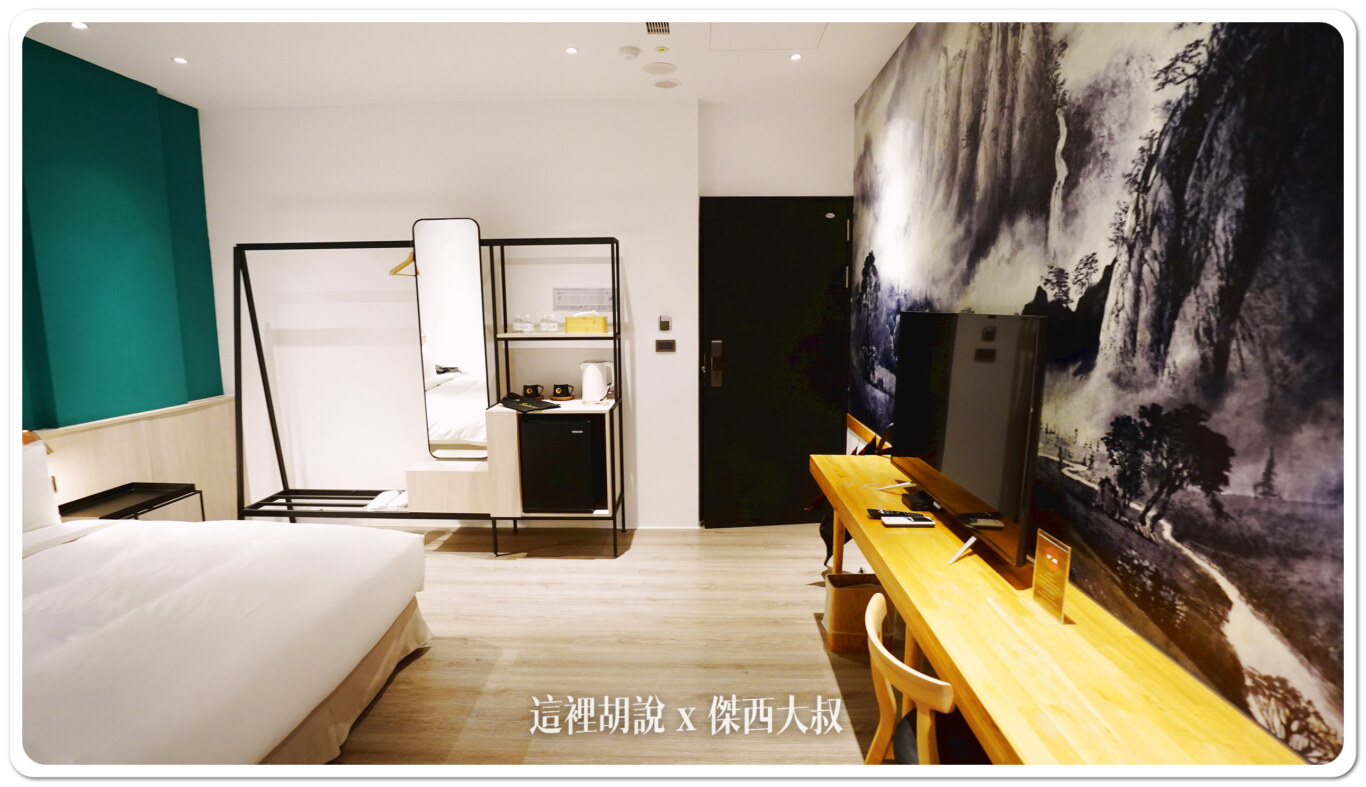 桌子使用傑西很喜歡一字形的設計，可以放很多東西床邊則工業風格的MINIBAR跟衣架