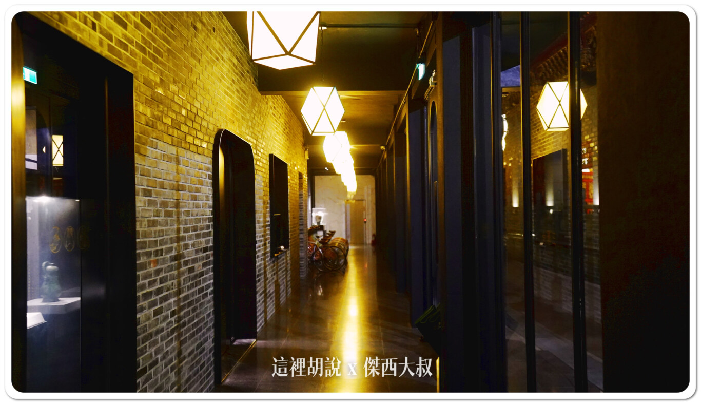 走廊的盡頭是前往各層樓的電梯