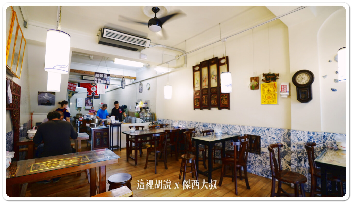 老闆阿豐挑選的桌子都是非常有特色，結合了藝術成分在裡頭