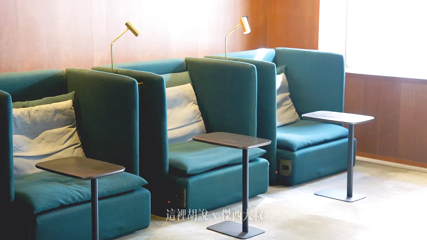 跟商務艙設計非常接近的單人座位倫敦工作室Studioilse設計的Solo Chair
