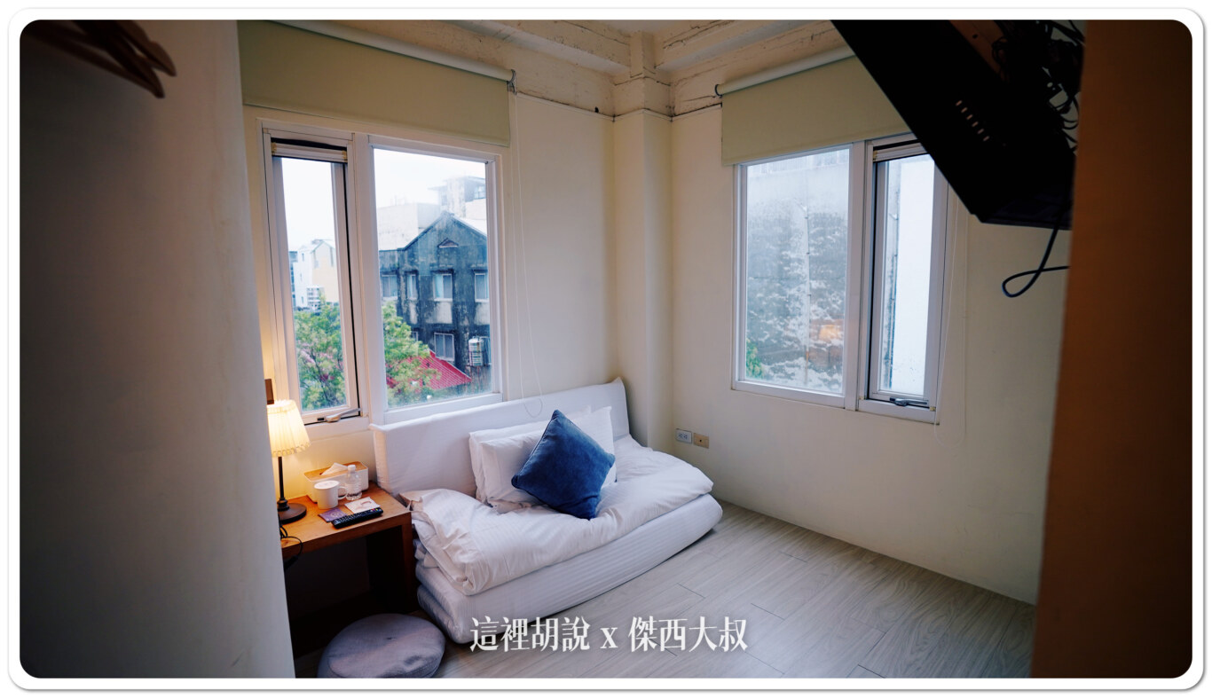 本次入住的房間為小資房、沒有冰箱，空間就是你看到的這樣加上衛浴床電視這種折疊方式，白天可以折起來當作沙發床對傑西來說還不錯睡