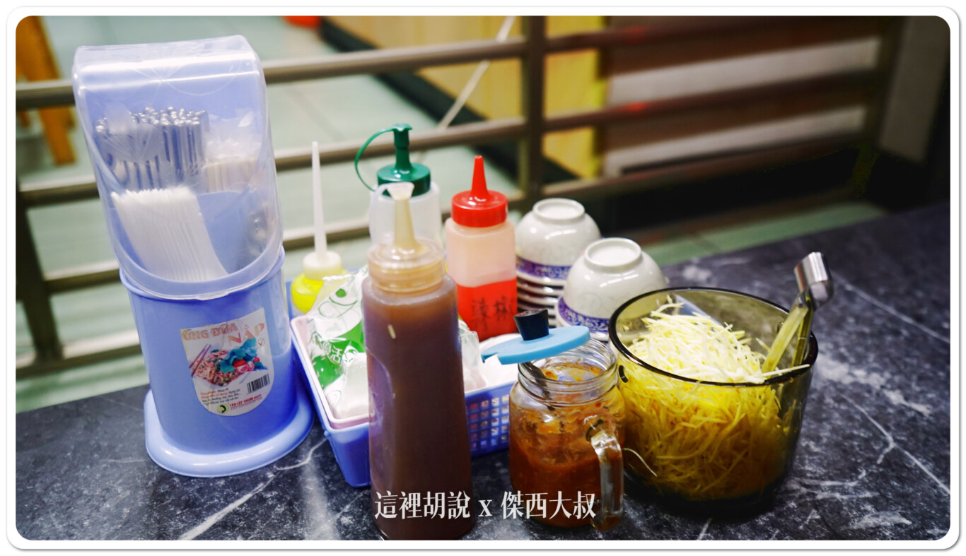 桌子上的調味料很多種類，這就是屬於台南肉湯的特殊景觀薑絲、醬油膏、豆瓣醬