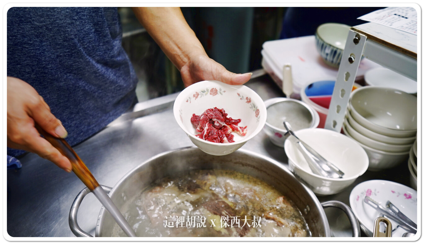 老闆幫我選擇一半油花、一半瘦肉而且還特別叫我過去拍他樁湯的這個過程