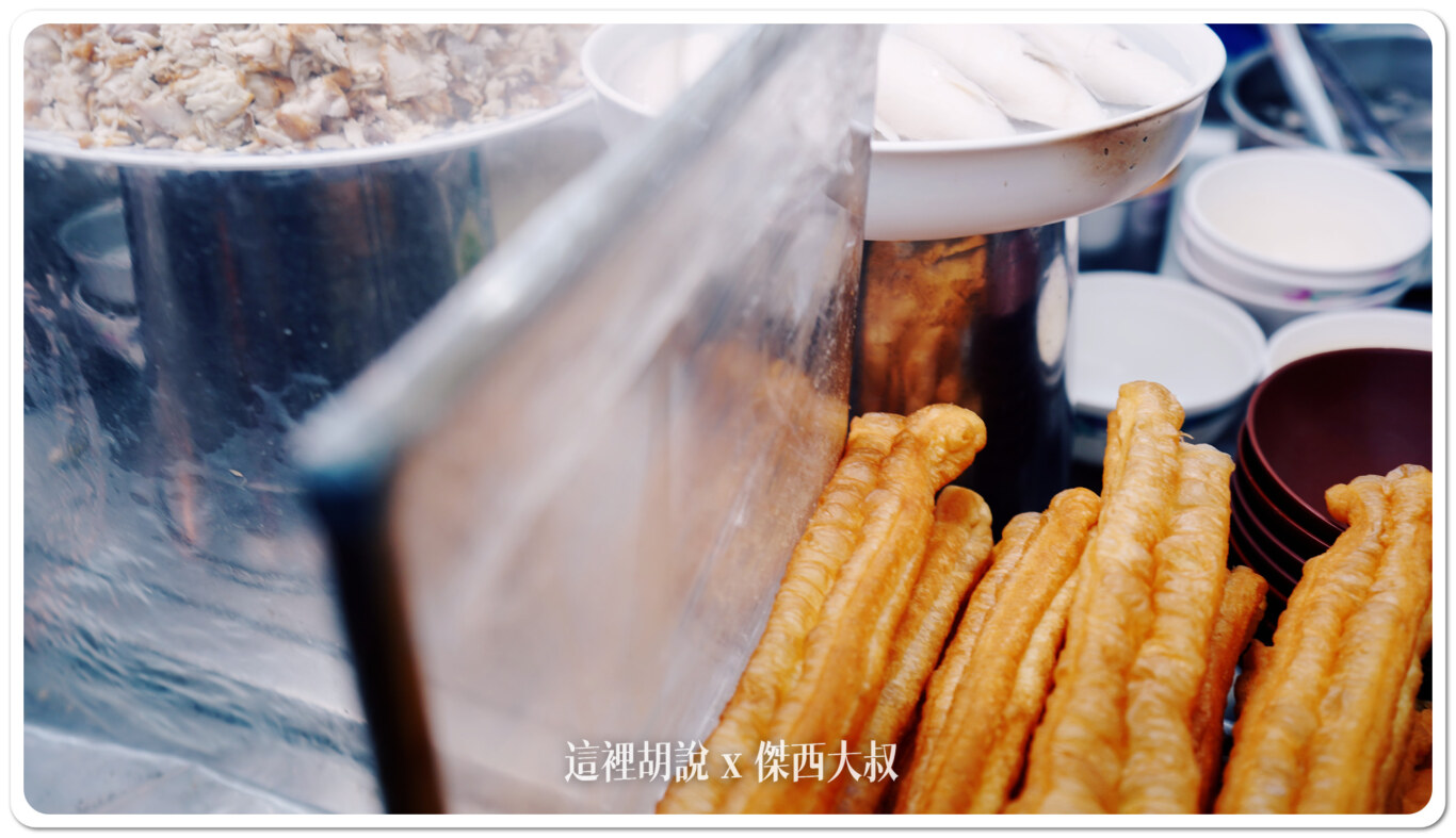 鹹粥在地吃法是搭配著油條