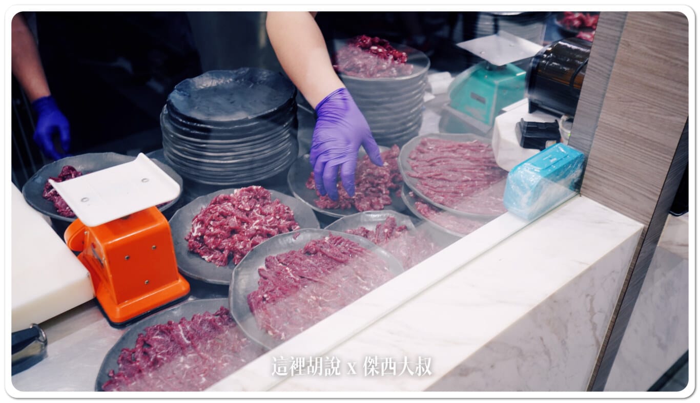 台南阿裕牛肉湯涮涮鍋 二代接班崑崙店：肉類處理區