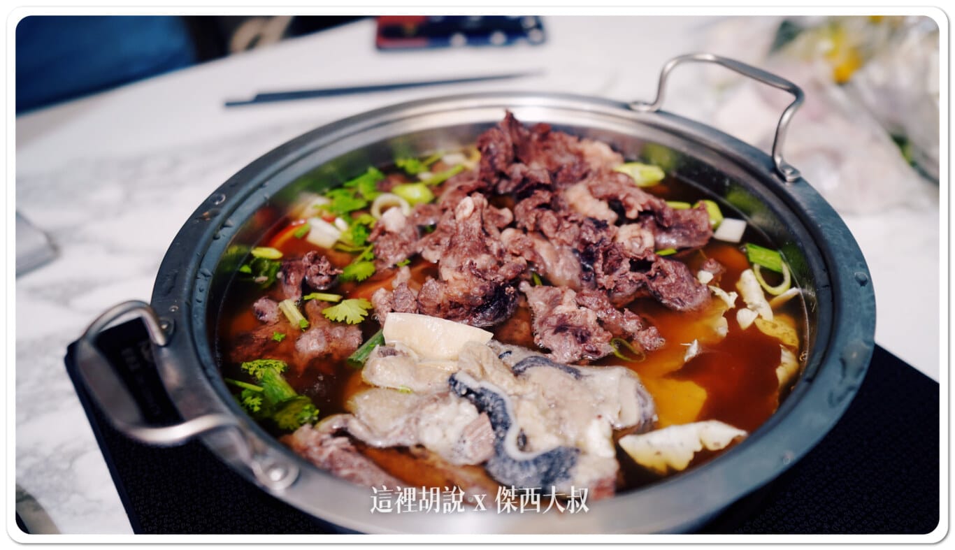 預先加入進去的牛雜以及牛筋肉