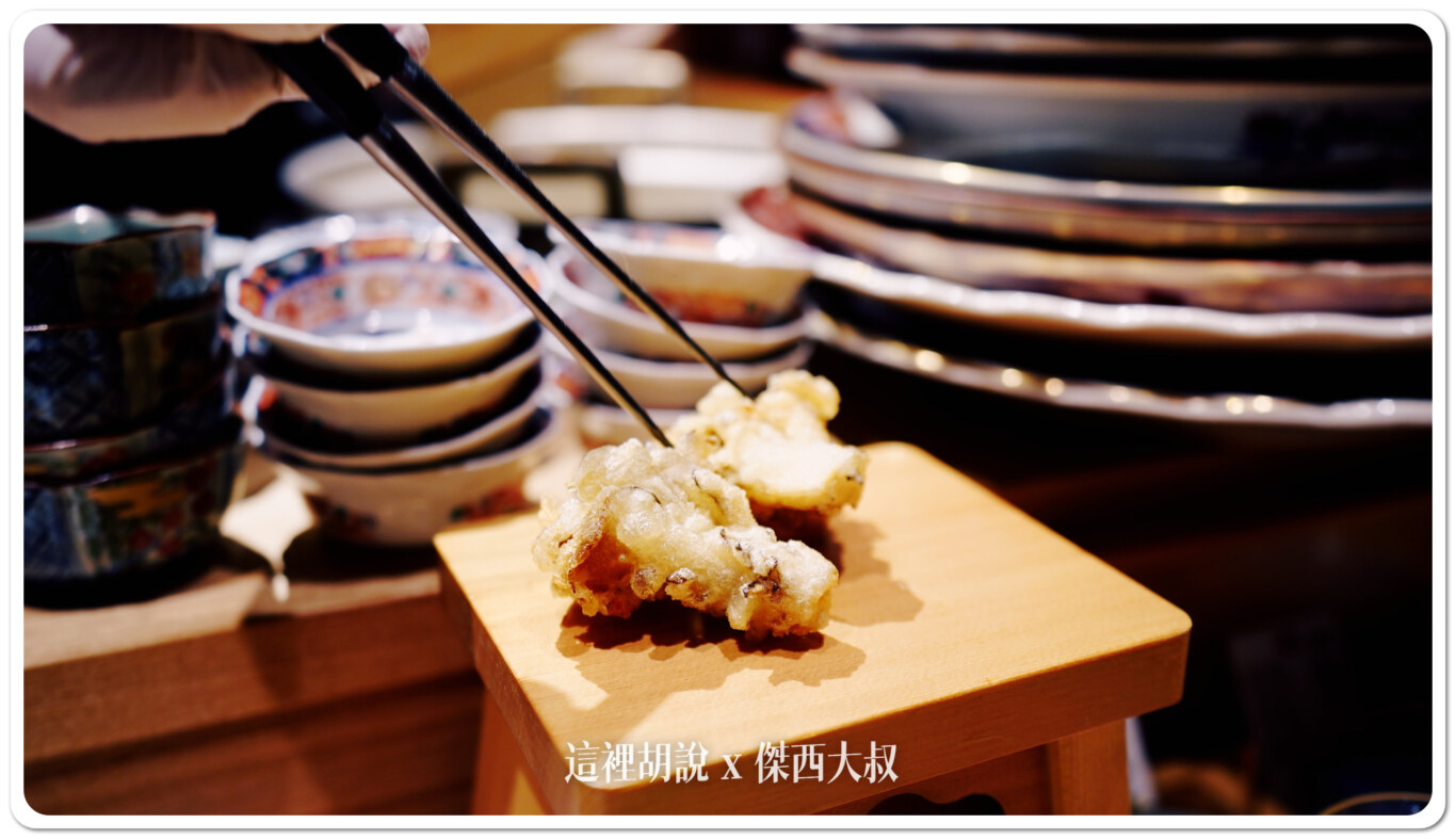 舞菇天婦羅，因為沒有調味，所以店員有建議灑上一些鹽巴會更好吃なぜか大人になると好きになる まいたけ