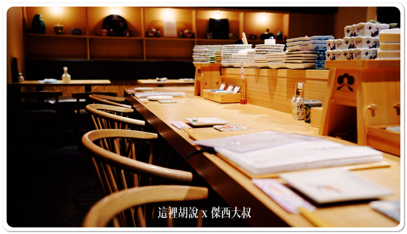 吧台座位區，座椅挑選的也不錯，這一間設計師跟整體的風格都很會搭配