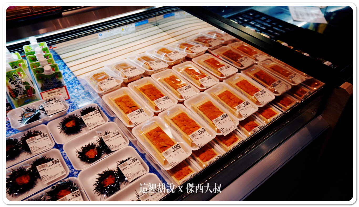 除了整盒的海膽之外還有剛開好的海膽