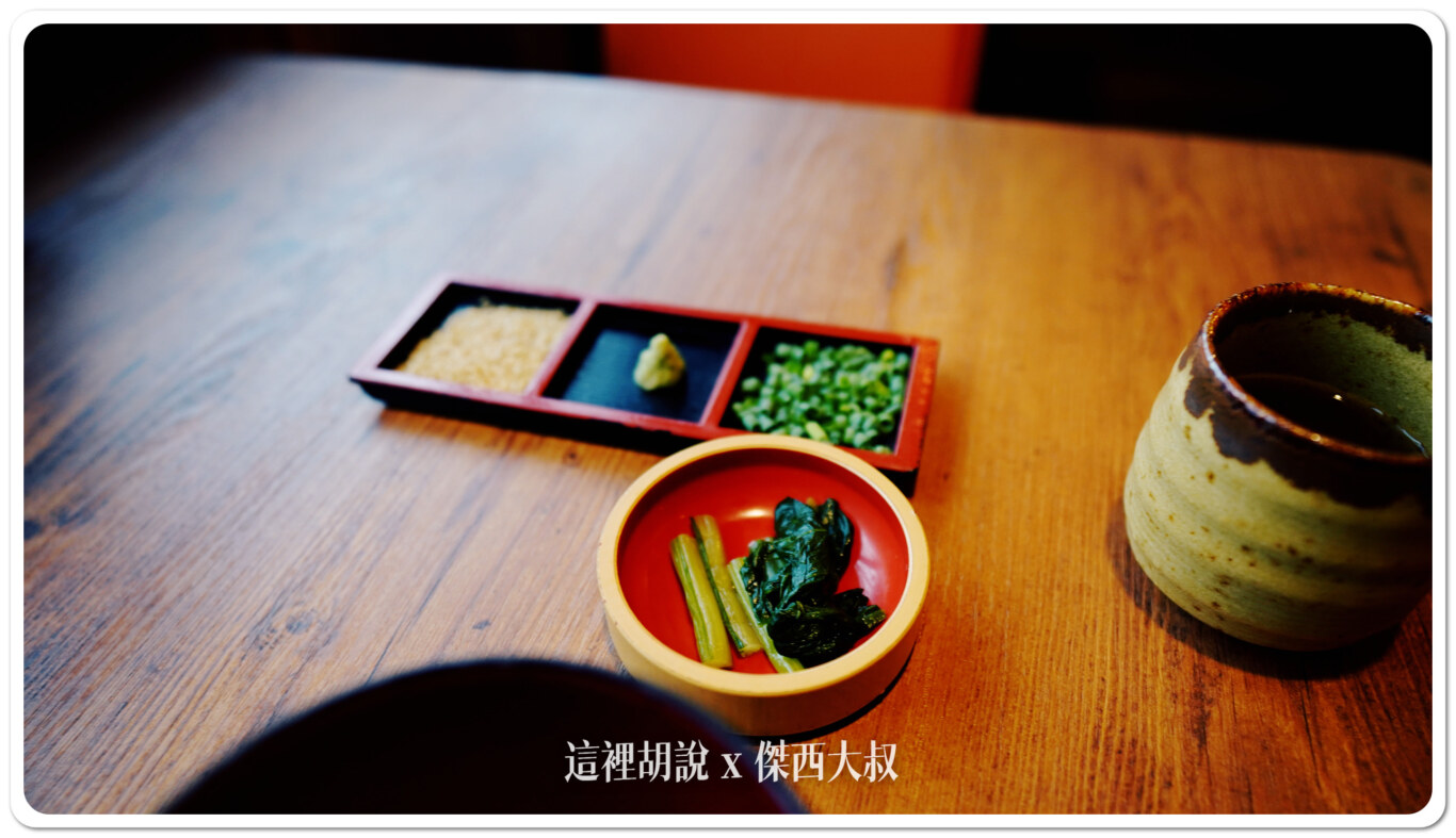 釜飯還沒送來之前,會先送來等等搭配的小菜上頭三格的這個是第二吃用的配料 釜飯還沒送來之前,會先送來等等搭配的小菜上頭三格的這個是第二吃用的配料