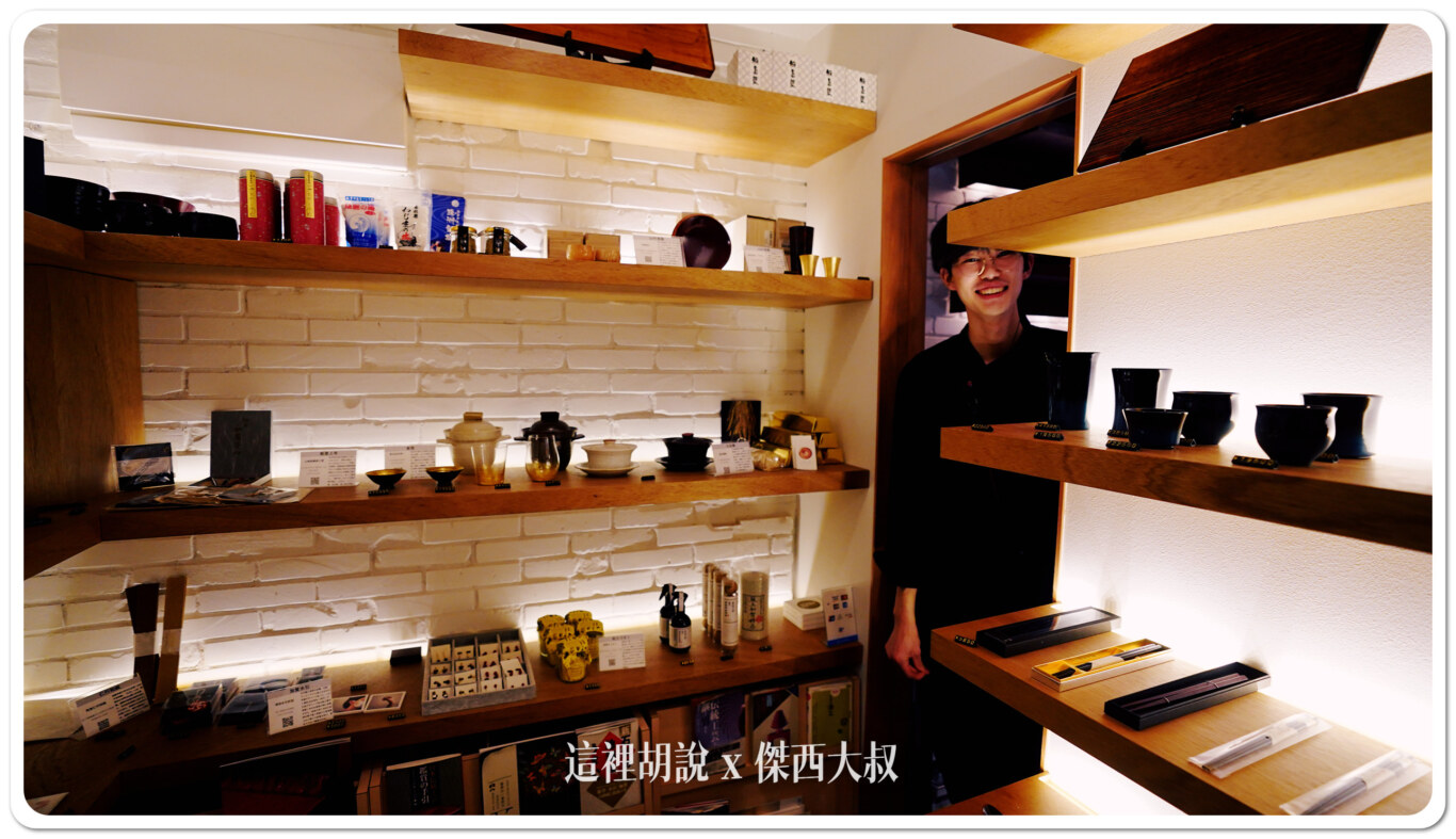 小哥看我在拍照，還退回去讓我多拍幾張