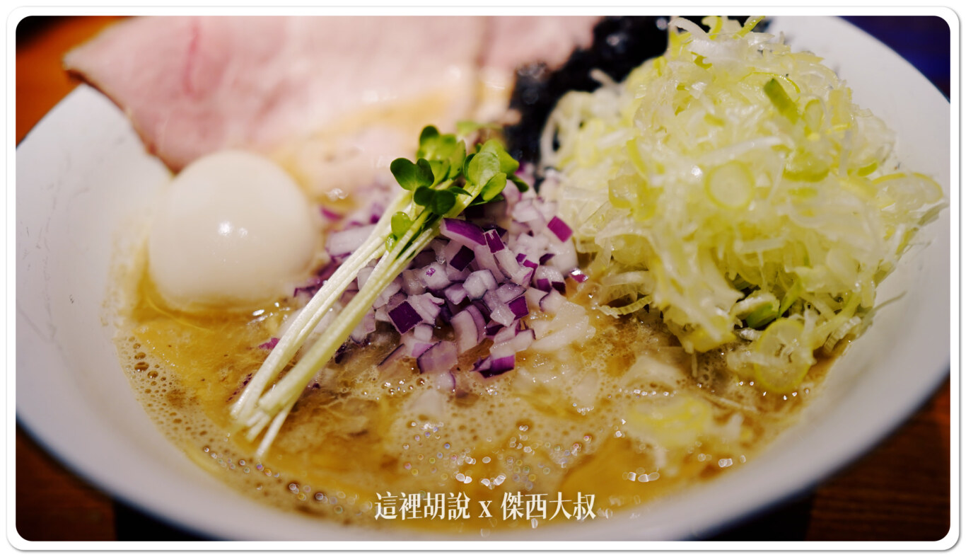 最上頭的豆芽點綴出那一點點的幽雅