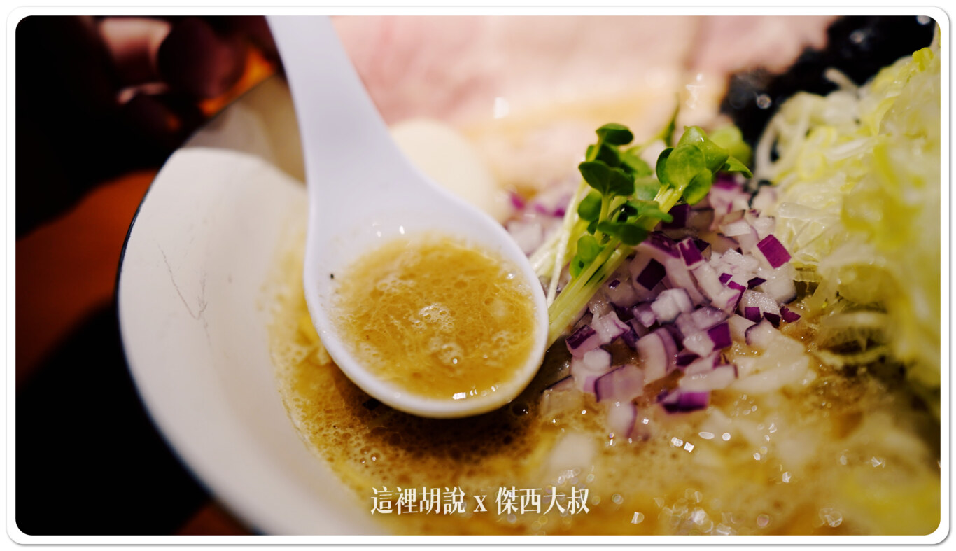 高湯本身不是白色的豚骨，因為魚介系列以及醬油多了一點點茶色