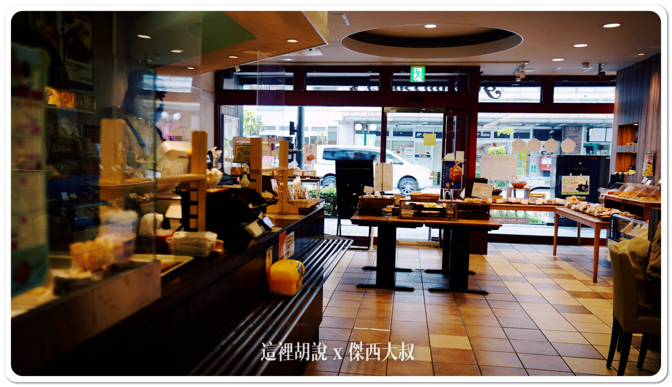 麵包店後方的空間就是咖啡廳 麵包店後方的空間就是咖啡廳