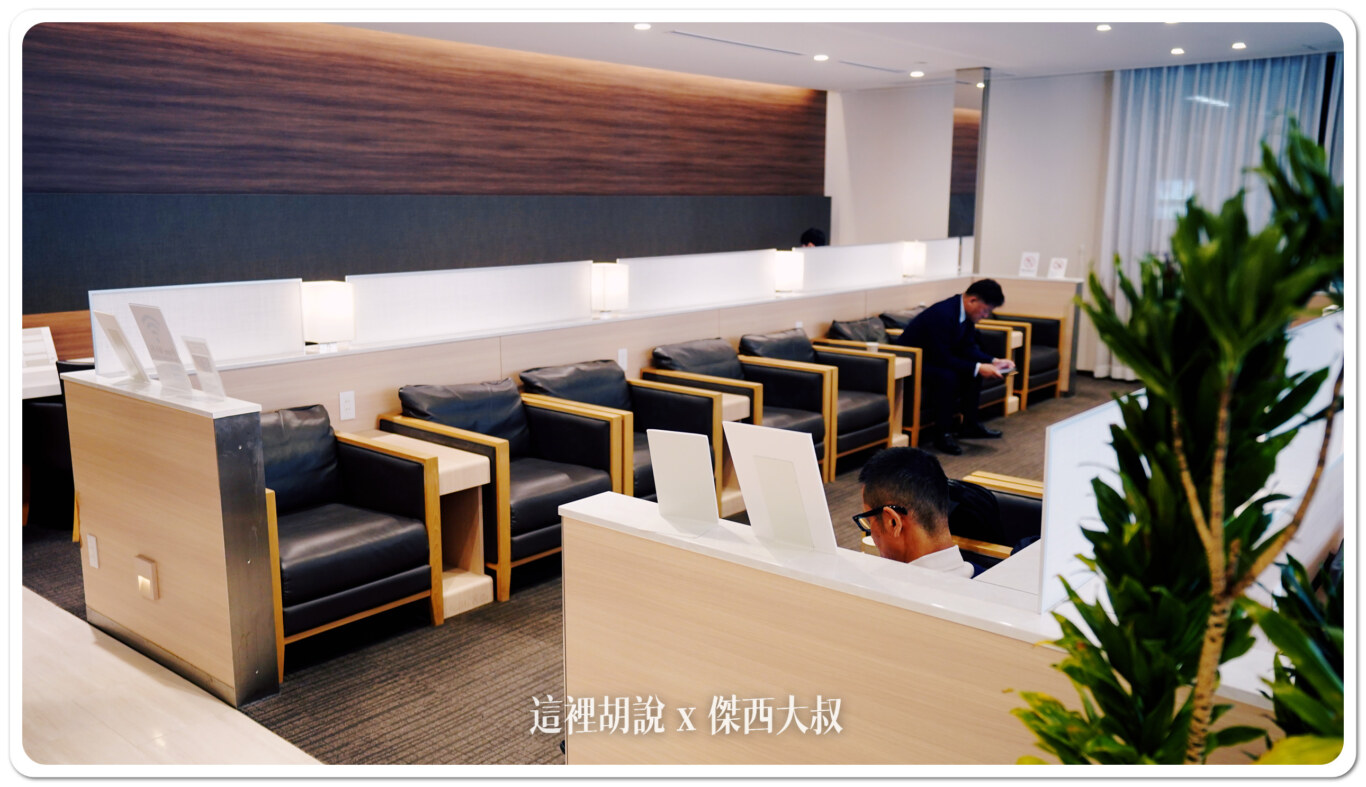 中間的沙發休息區
