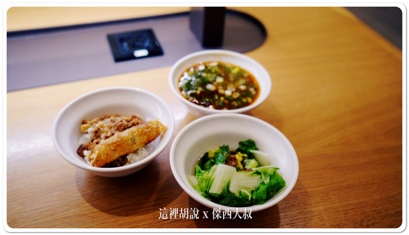 傑西就點了上面這一排的三道餐點肉燥飯、牛肉麵、燙青菜