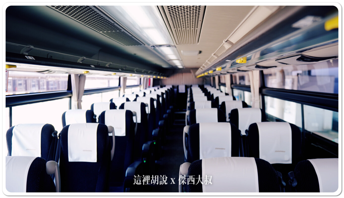 巴士裡頭就是一般2-2的巴士因為傑西這天搭的長榮大部分都是旅行團，所以搭車的人不多