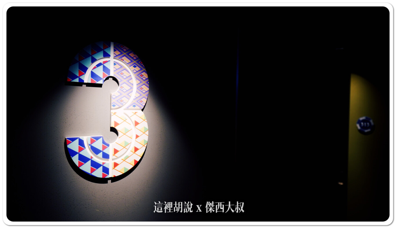 連樓層標示都非常的九谷燒九谷燒的用色是紅青黃綠為主要色調，用色比較鮮豔