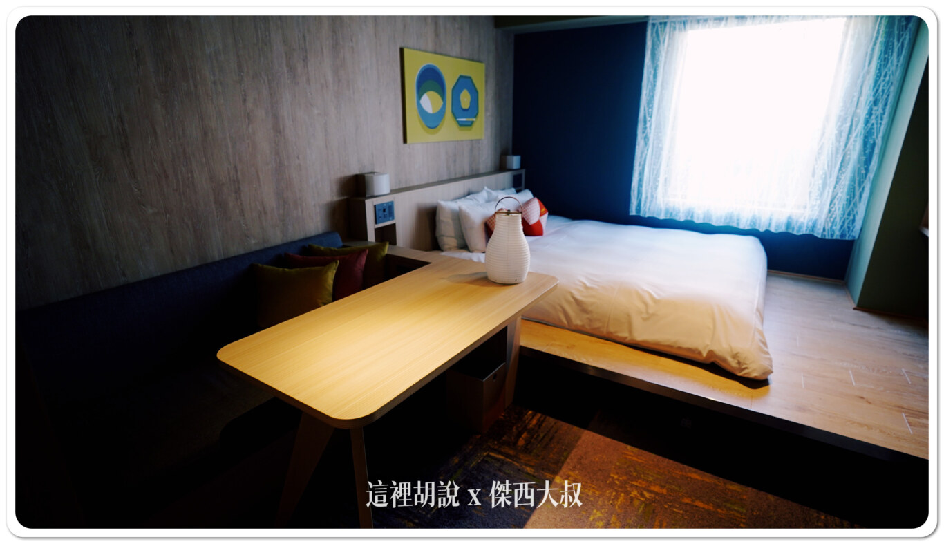 在起居空間有一個小沙發跟很大型的書桌不是每個房型都有書桌，要特別預訂