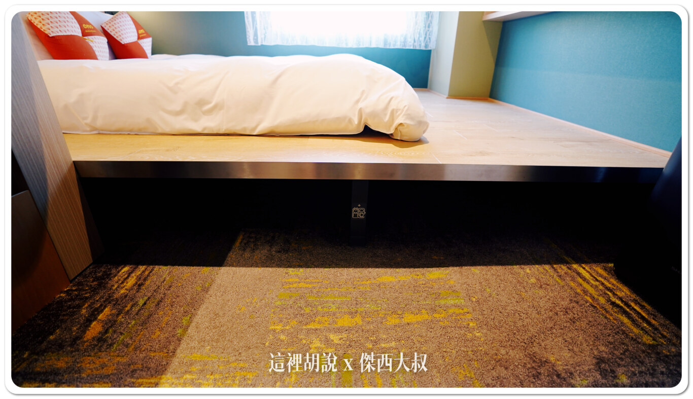 床版下方有墊高，放置行李的空間