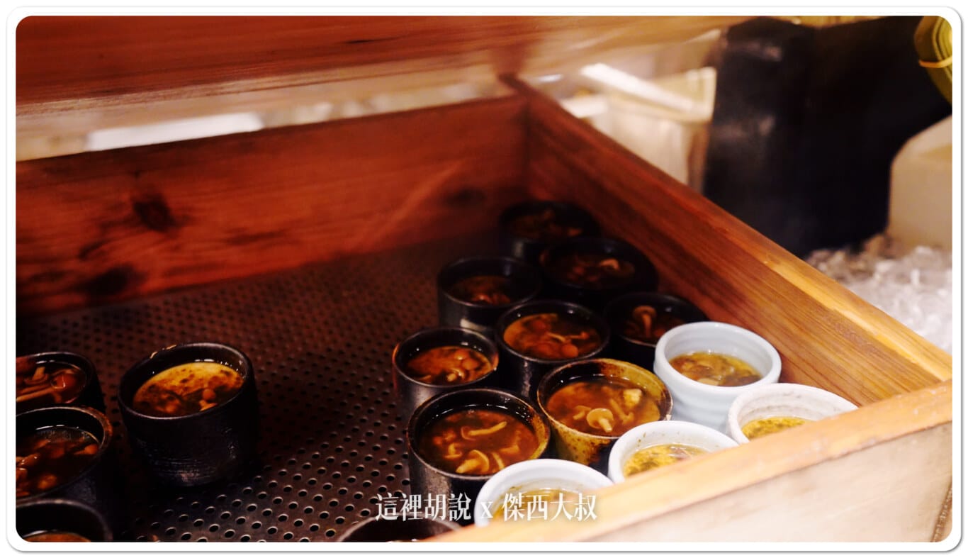 珍珠菇茶碗蒸裡頭還有放了一隻蝦 珍珠菇茶碗蒸裡頭還有放了一隻蝦