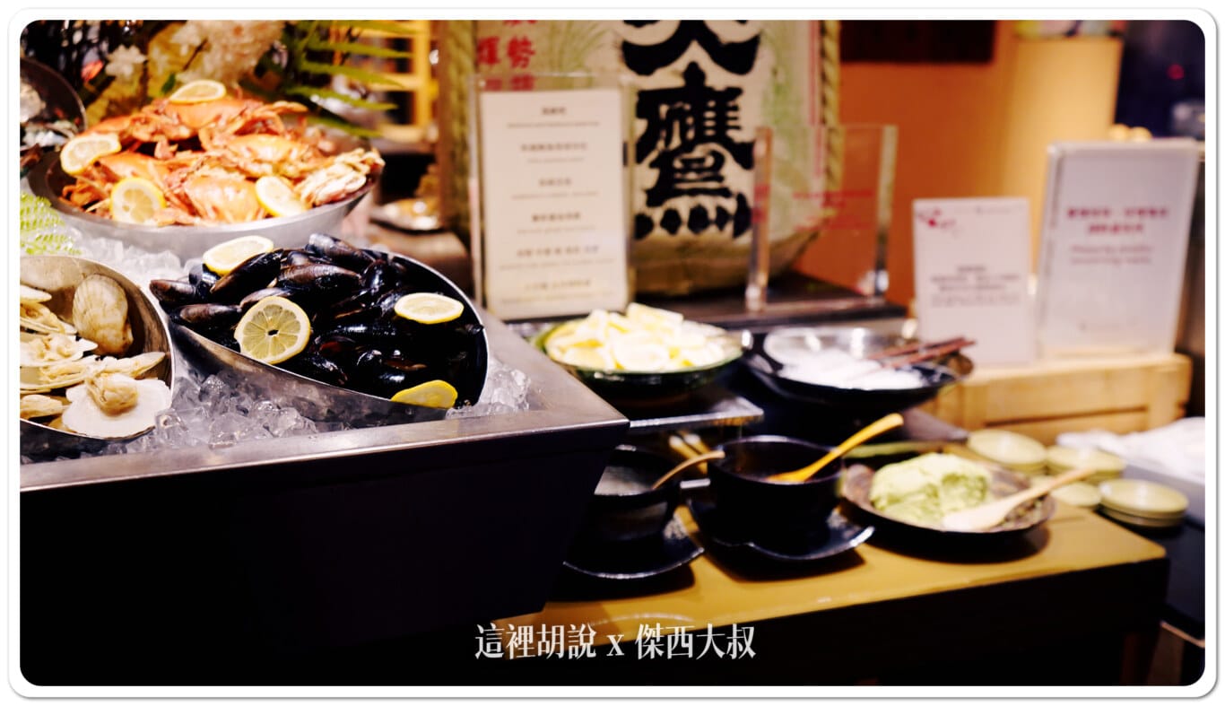 在一旁也有準備檸檬、醋、海鮮醬、醬油、芥末搭配 在一旁也有準備檸檬、醋、海鮮醬、醬油、芥末搭配