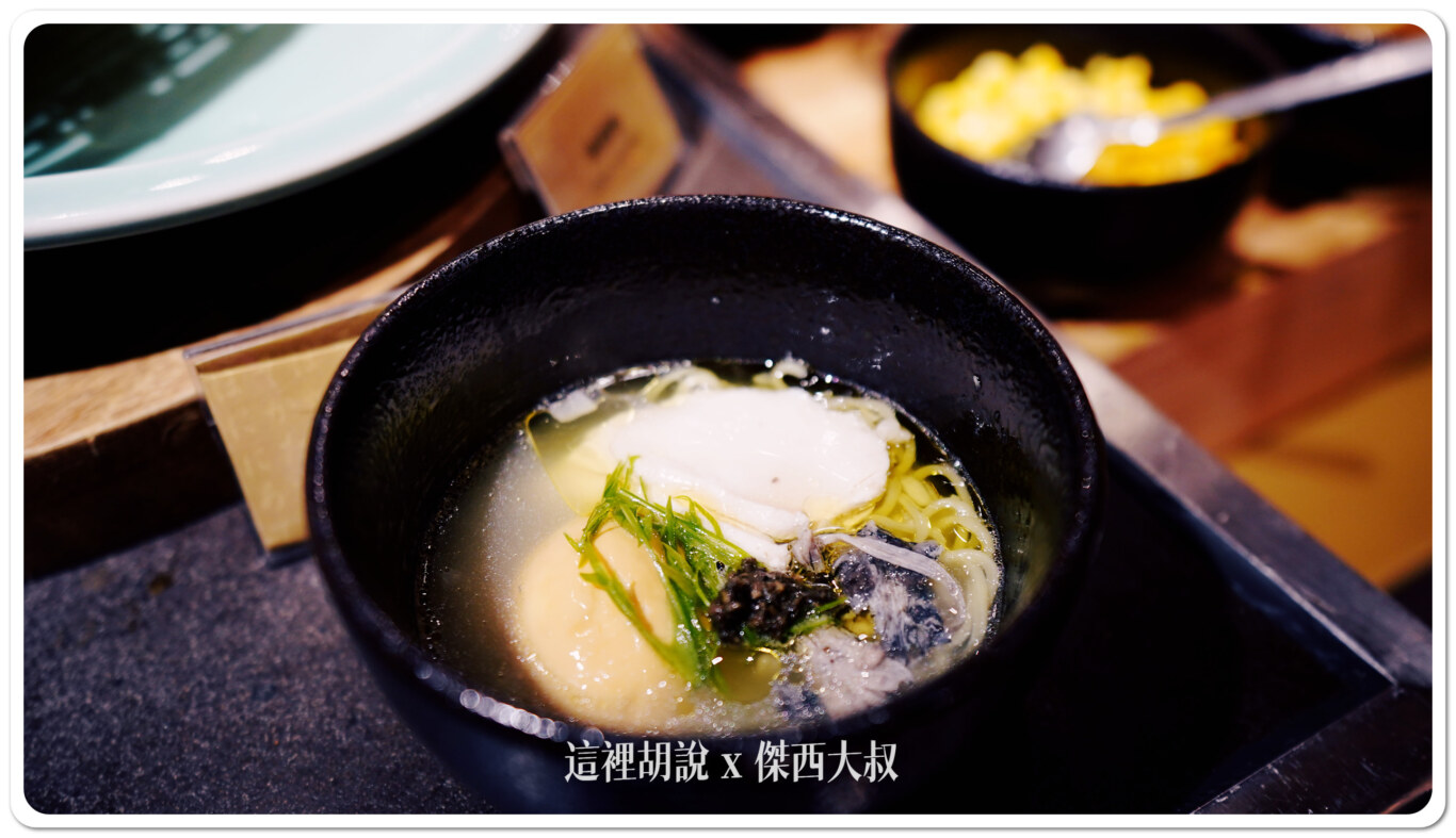 雞湯豚骨底的湯,加上一顆半熟蛋跟烏骨雞肉片 雞湯豚骨底的湯,加上一顆半熟蛋跟烏骨雞肉片