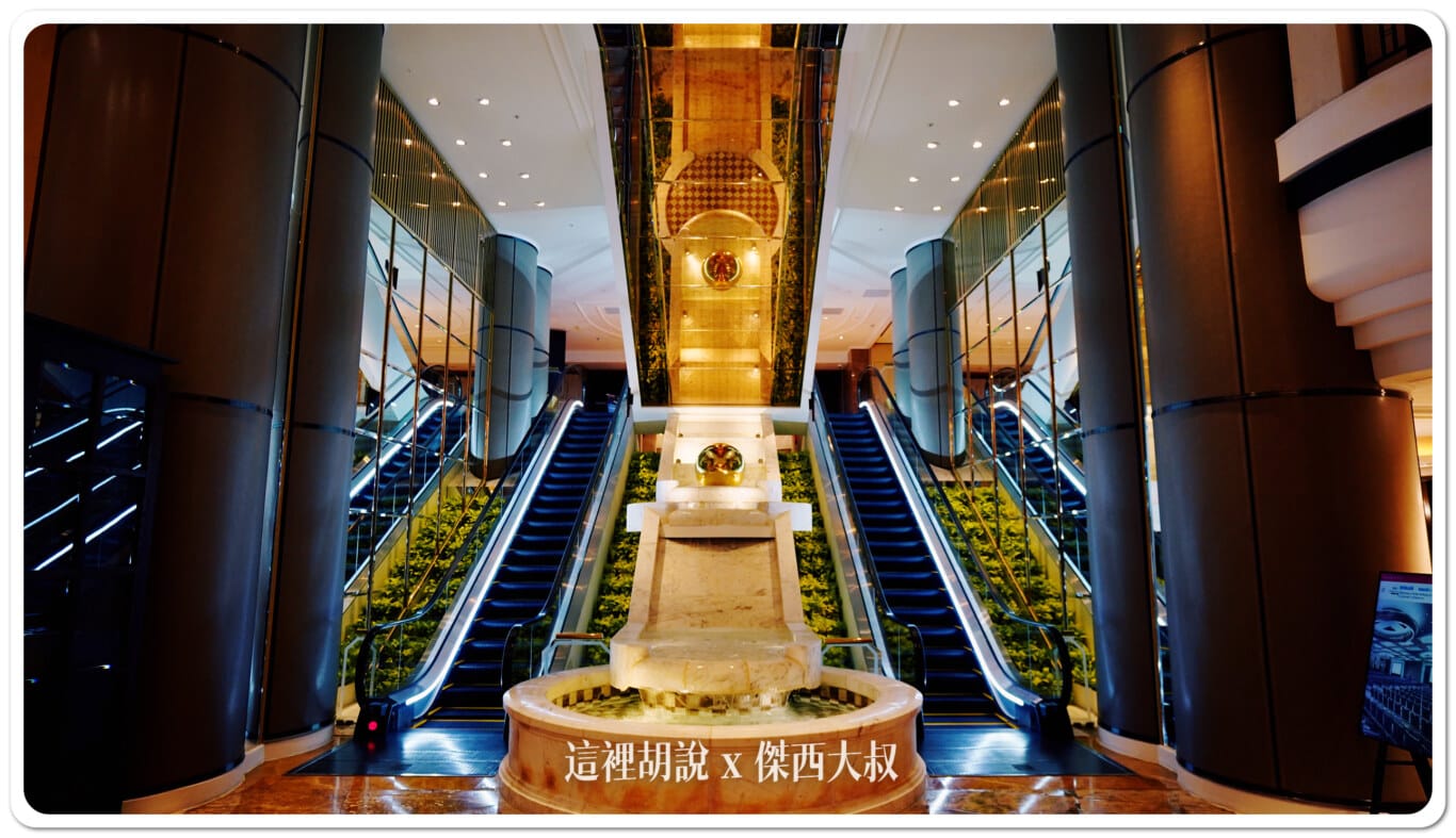 搭乘飯店電扶梯前往三樓 搭乘飯店電扶梯前往三樓
