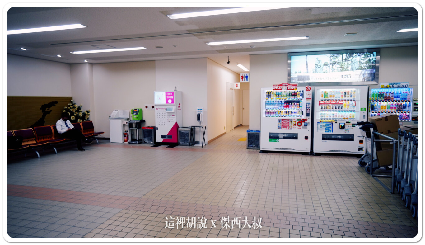 國際線抵達口右側(背對出口) 國際線抵達口右側(背對出口)