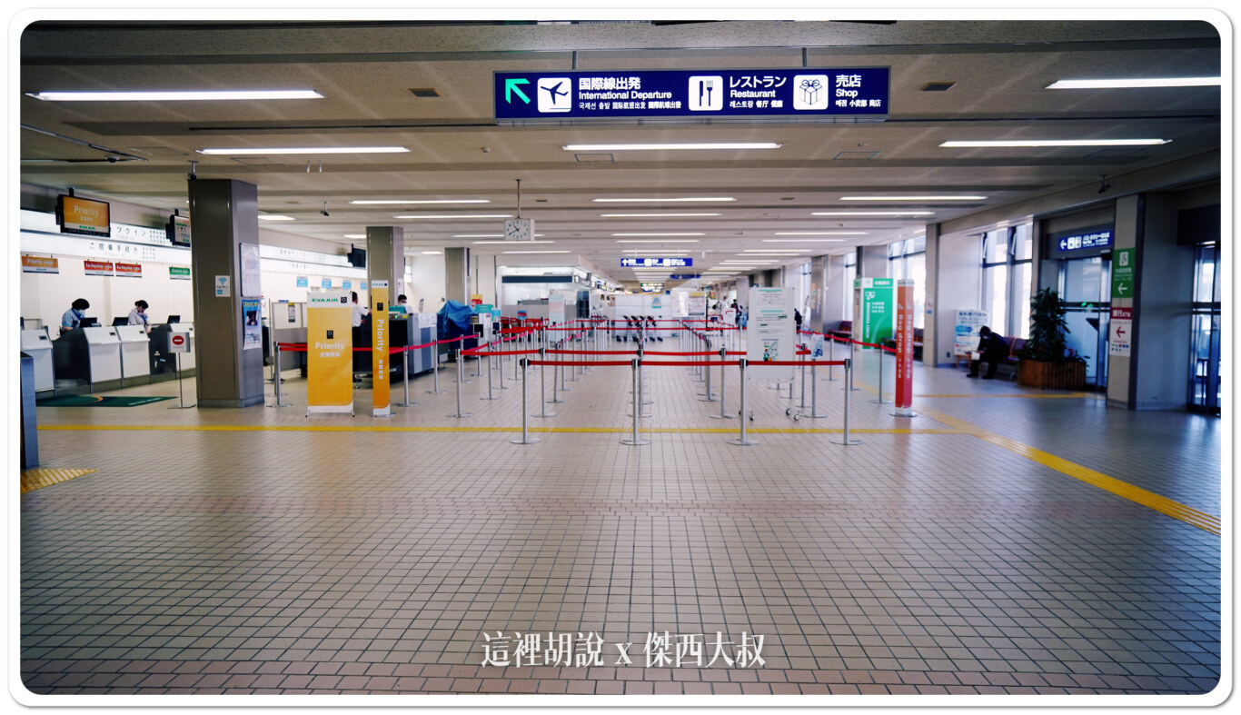 國際線抵達口左側,(背對出口) 國際線抵達口左側,(背對出口)