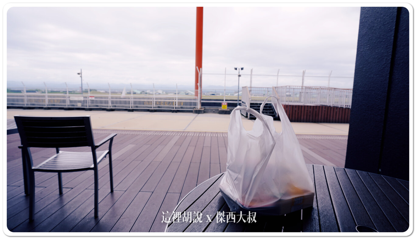 傑西就在一樓買了便當在這邊享用這片風景 傑西就在一樓買了便當在這邊享用這片風景