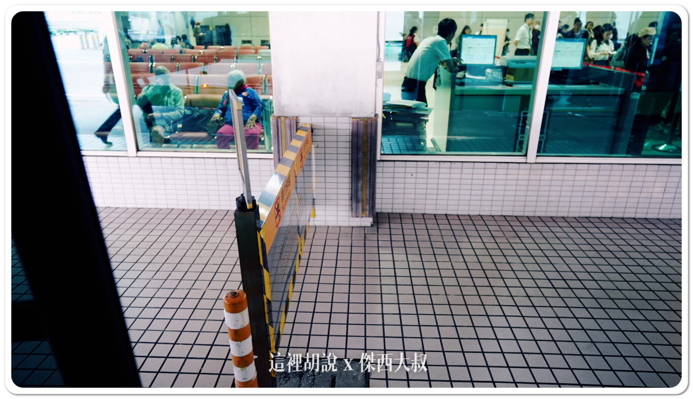使用遠端登機門的時候因為怕旅客跑去隔壁的車輛所以會有看到這樣的阻擋門,避免旅客跑錯到隔壁車輛 使用遠端登機門的時候因為怕旅客跑去隔壁的車輛所以會有看到這樣的阻擋門,避免旅客跑錯到隔壁車輛