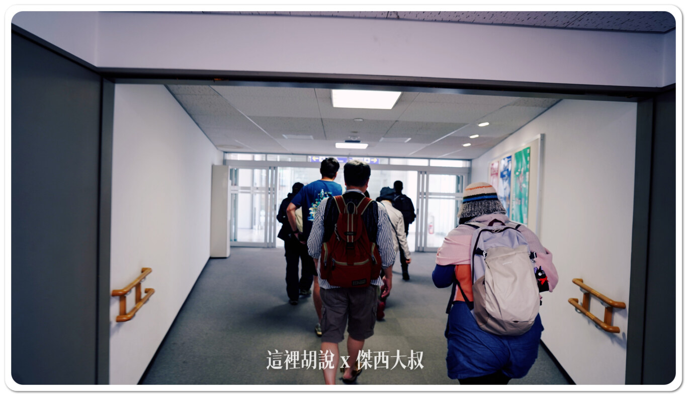 這機場非常的迷你就順著方向走出去就好 這機場非常的迷你就順著方向走出去就好