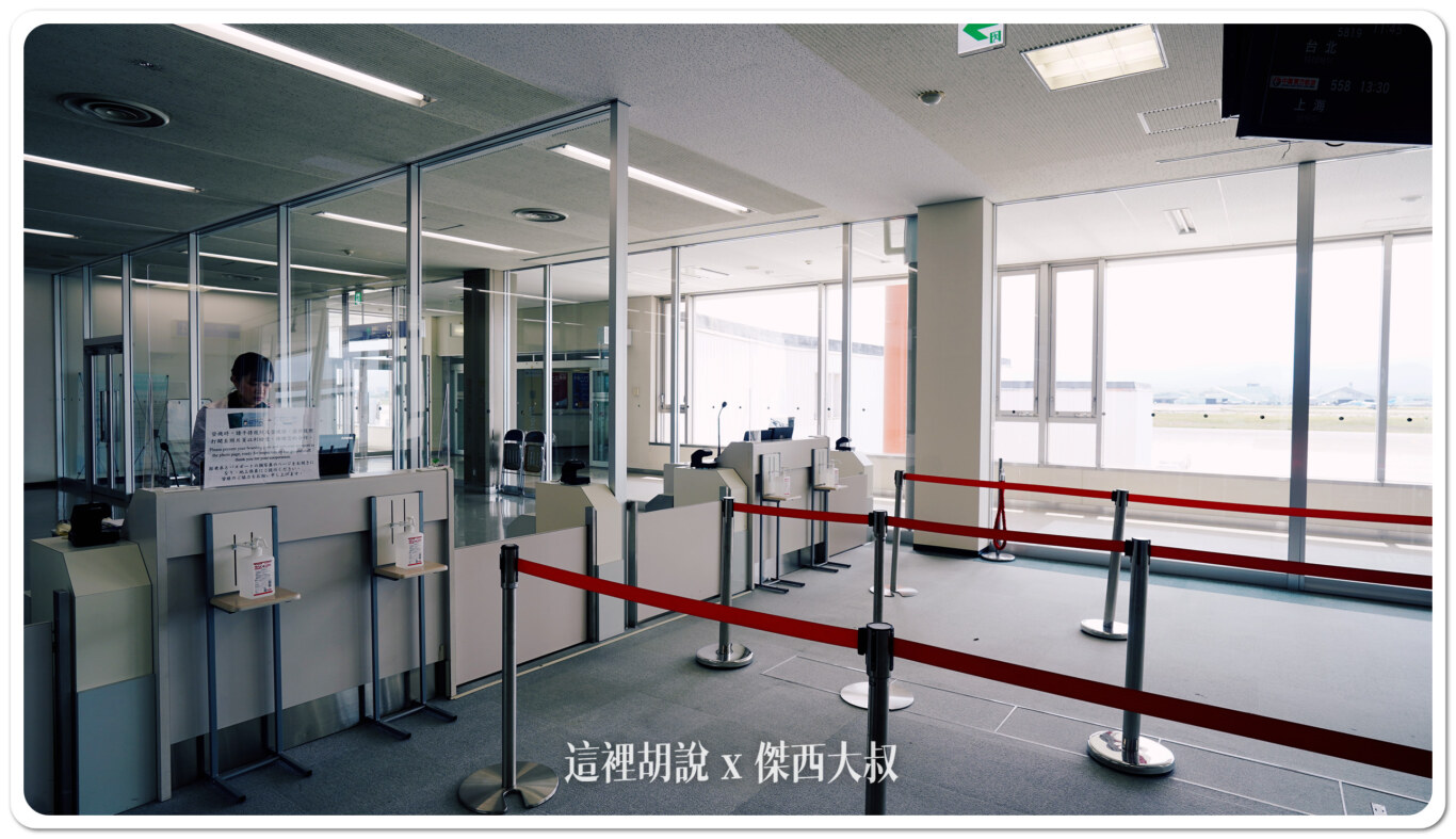 登機服務櫃臺也很簡單，就兩組櫃臺
