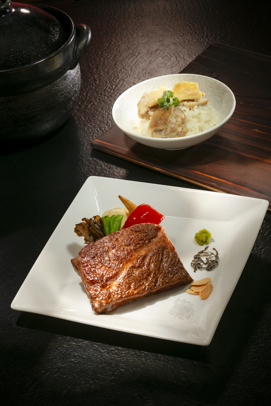 商務艙提供 老乾杯日本A5宮崎和牛特選牛排招牌雞釜飯照片來源：長榮航空