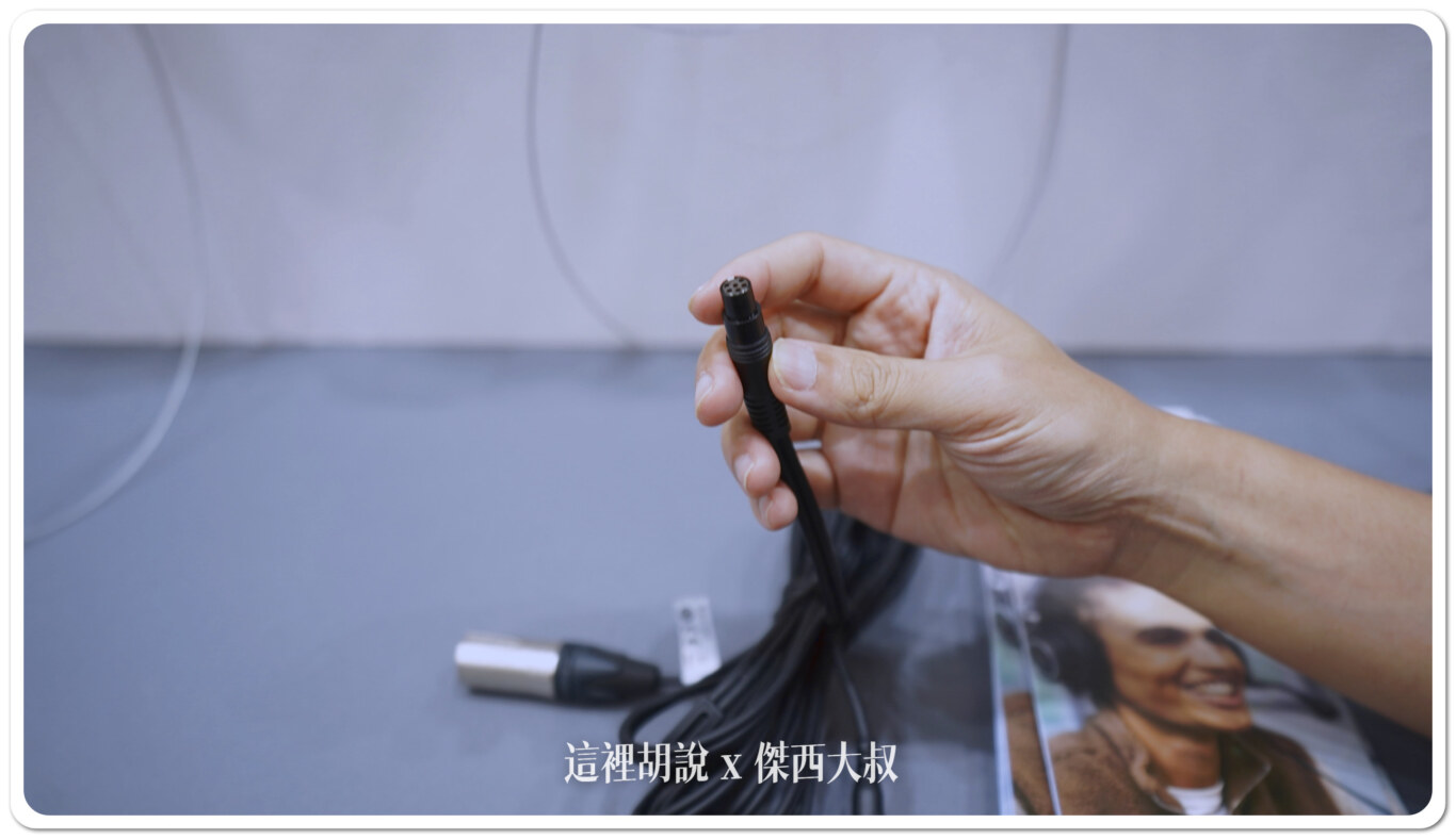 鐵三角的現場人員還有特別說這組接頭有另外提供專業的模組線頭搭配裸線用戶可以自己根據需求自己改接線路型號為BPHS2S看了一下有單耳版本還有分電容跟動圈麥克風不同的設計 鐵三角的現場人員還有特別說這組接頭有另外提供專業的模組線頭搭配裸線用戶可以自己根據需求自己改接線路型號為BPHS2S看了一下有單耳版本還有分電容跟動圈麥克風不同的設計